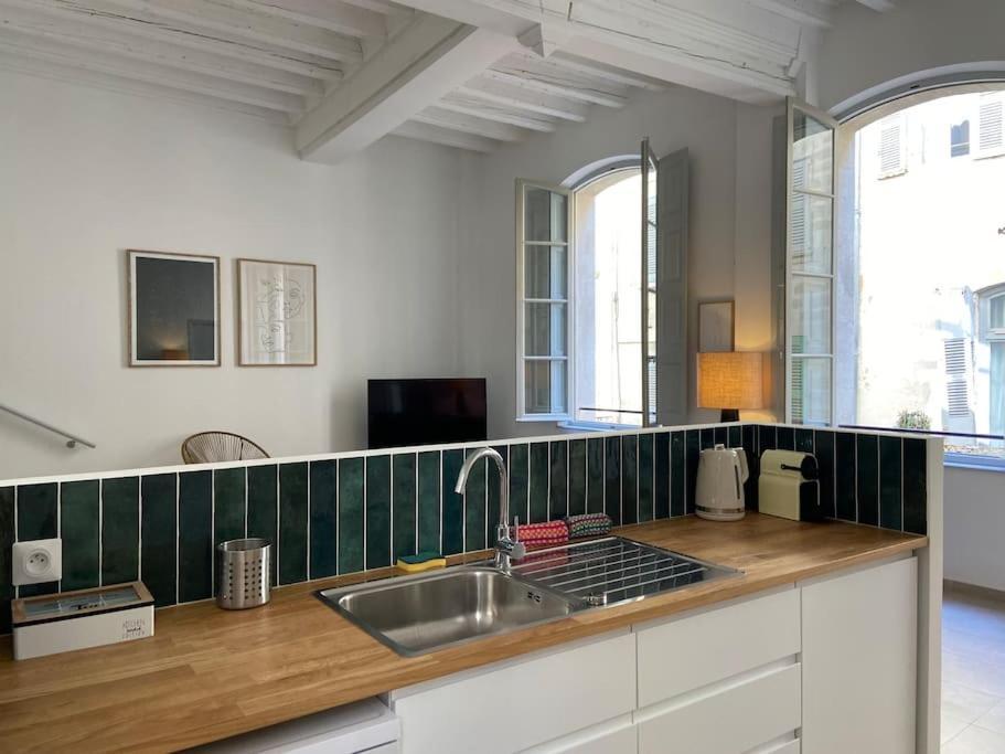 Apartment Avec Ventilateurs Proche Du Palais Des Papes